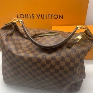 Authentic Louis Vuitton (xlarge)